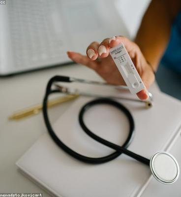 Ärzte vermessen die Kopfhaut eines Patienten